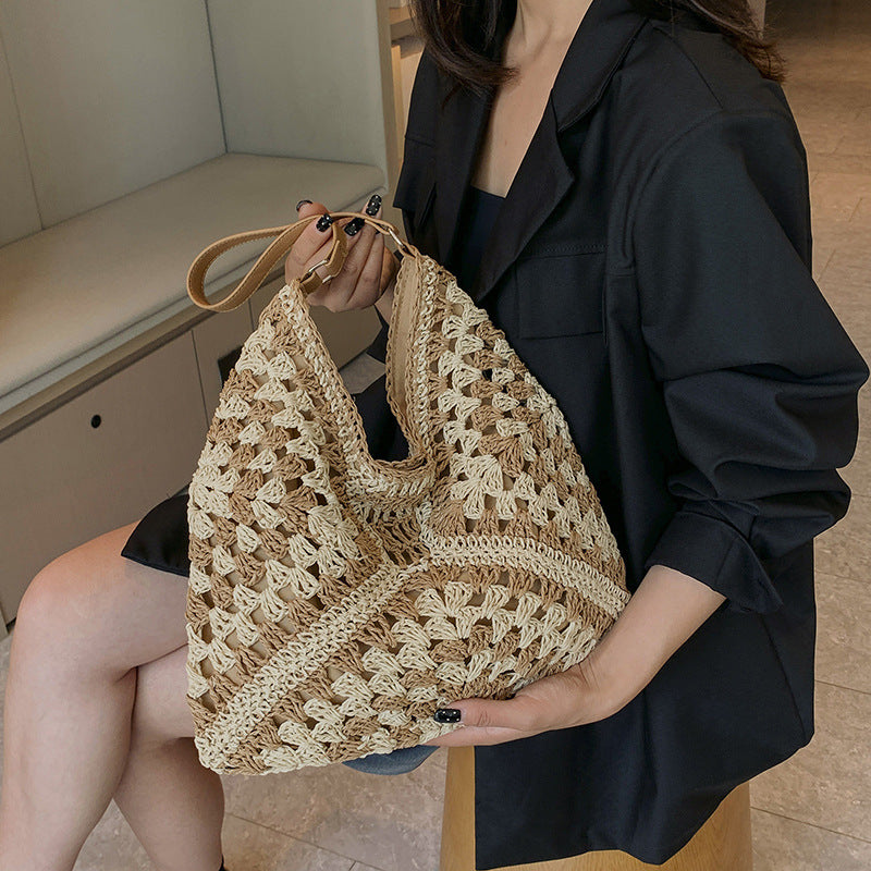 Julia – Handgefertigte Strohtasche mit durchbrochener Kontrastfarbe