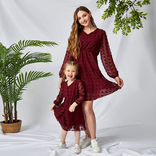 ENGEL Partnerlook Kleid – Mutter-Tochter Outfit, Elegantes Design mit Tupfenstruktur, Langarm und V-Ausschnitt