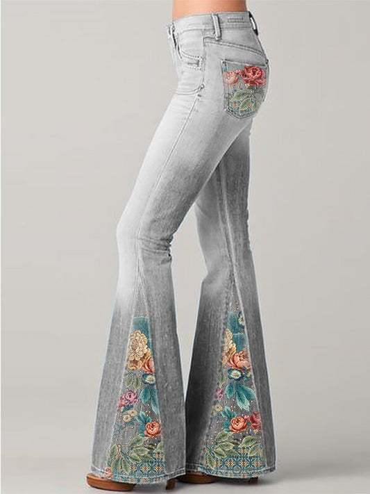 Heidi – Ausgestellte Jeans mit Farbverlauf und Blumenmuster