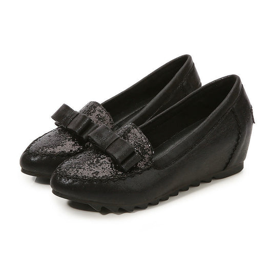 ENGEL Bequeme Damen Pumps mit Spitzenausschnitt und Keilabsatz
