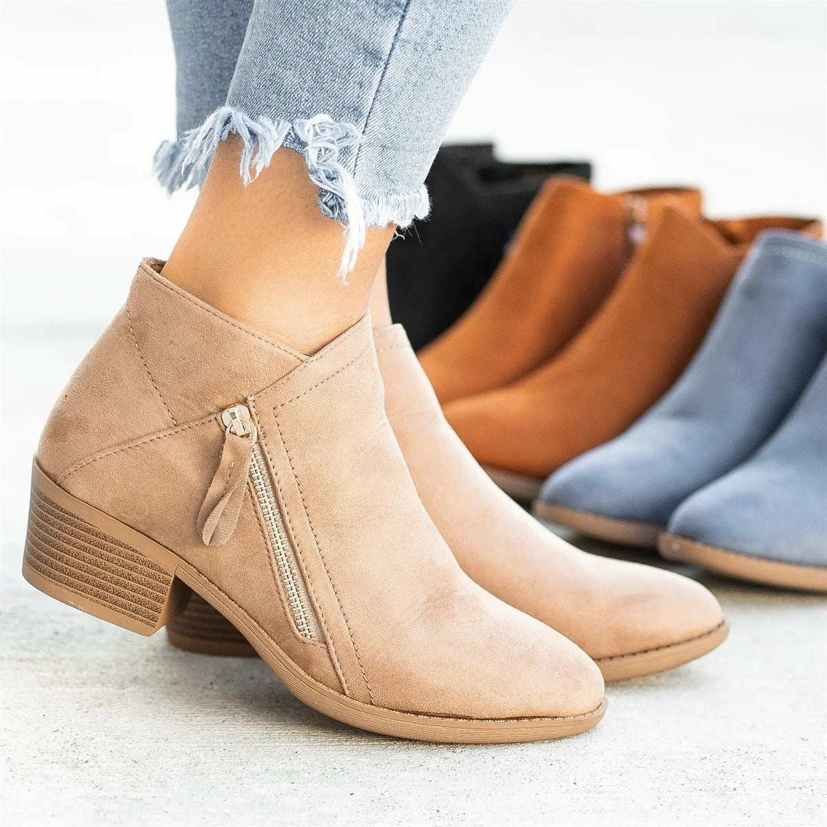 Helen – Damenstiefel aus Premium Veganem Wildleder mit Chunky Absatz und Seitenreißverschluss