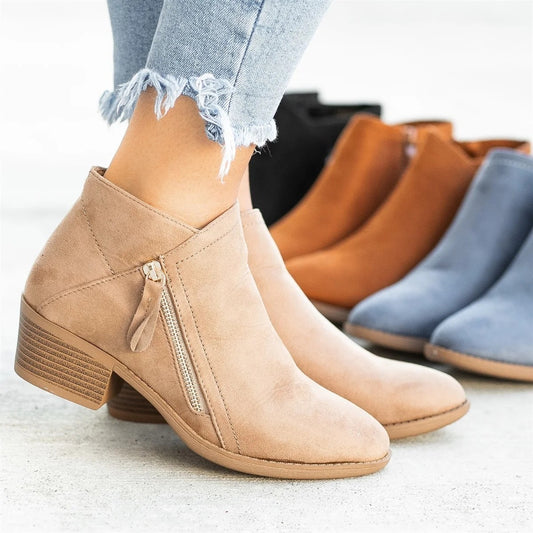 Helen – Damenstiefel aus Premium Veganem Wildleder mit Chunky Absatz und Seitenreißverschluss
