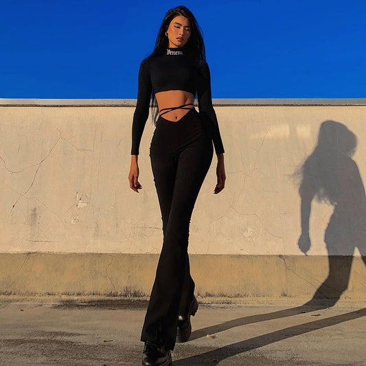 Lily – V-förmige, verkürzte Flared Track Pants mit Kreuzträgern