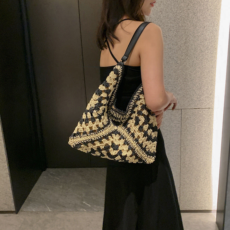 Julia – Handgefertigte Strohtasche mit durchbrochener Kontrastfarbe