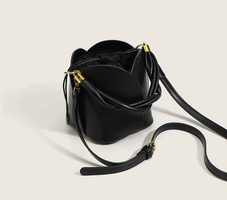Anne – Modische Damenhandtasche aus veganem Leder mit Blumenmuster