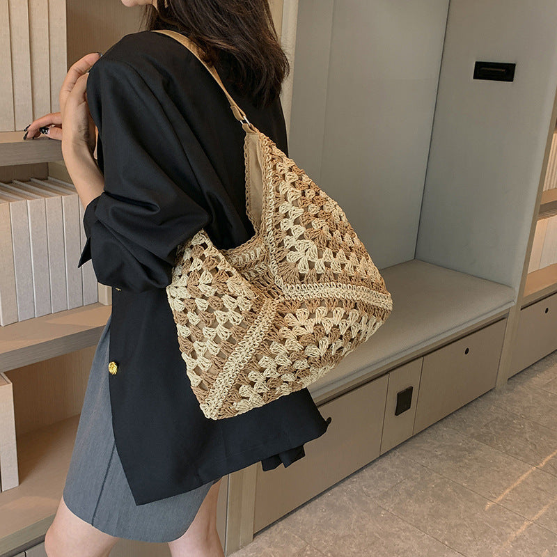 Julia – Handgefertigte Strohtasche mit durchbrochener Kontrastfarbe
