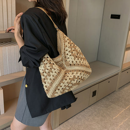 Julia – Handgefertigte Strohtasche mit durchbrochener Kontrastfarbe